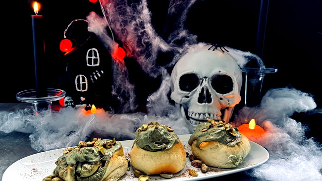 Image of Halloween Snacks: Zimtschnecken mit Pistaziencreme