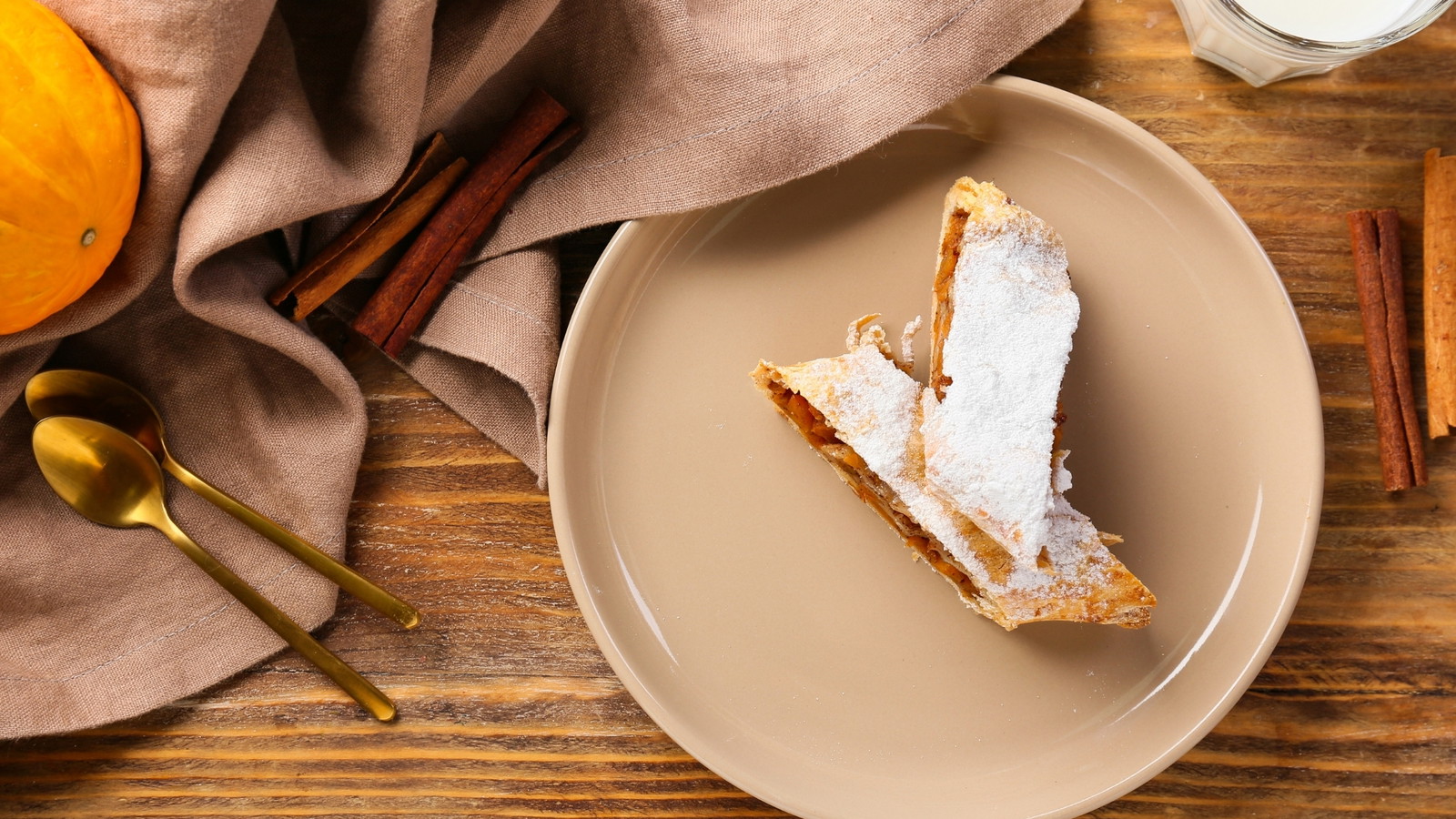 Image of Süßer Kürbisstrudel mit Nüssen und Datteln