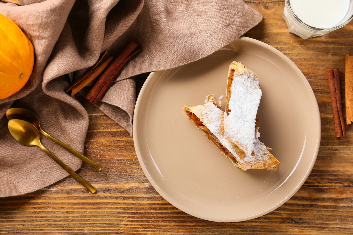 Süßer Kürbisstrudel mit Nüssen und Datteln