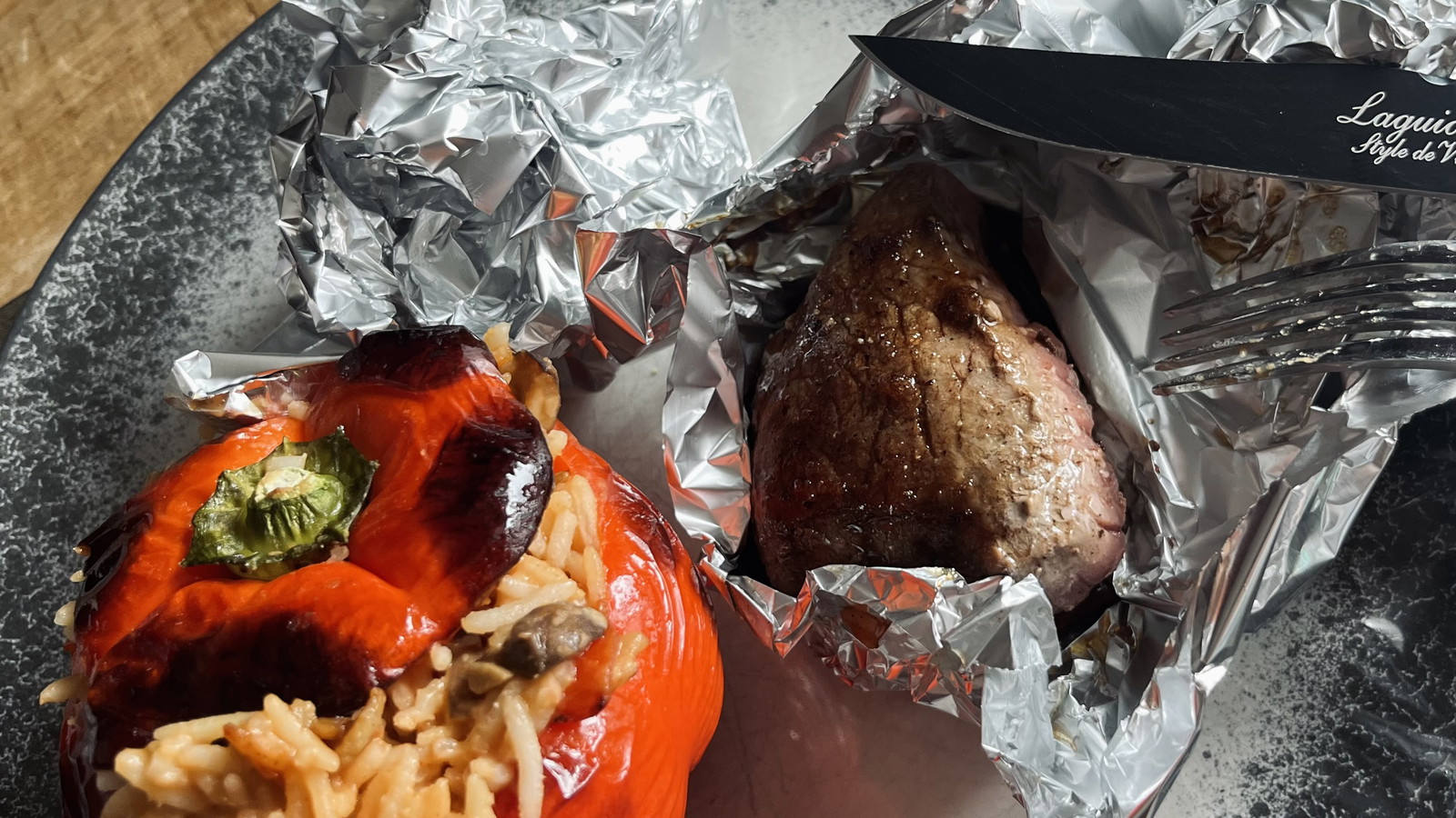 Gezonde gevulde paprika’s met rijst en hummus op een bord