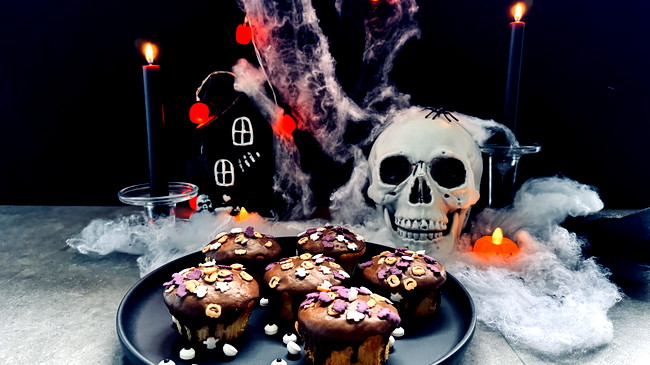 Image of Halloween Muffins: saftige Muffins mit Pistaziencreme Füllung
