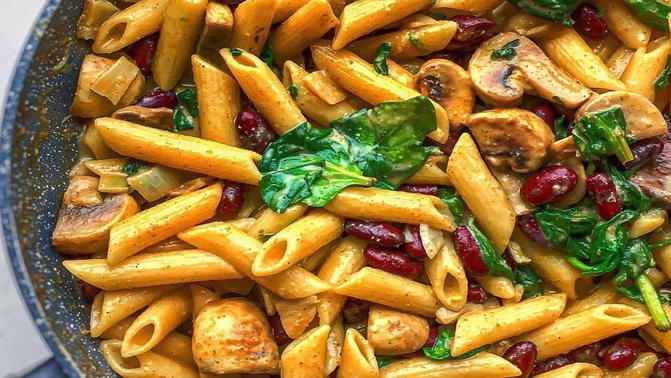 Image of Creamy Curry Pasta with Mushrooms, Spinach and Red Kidney Beans