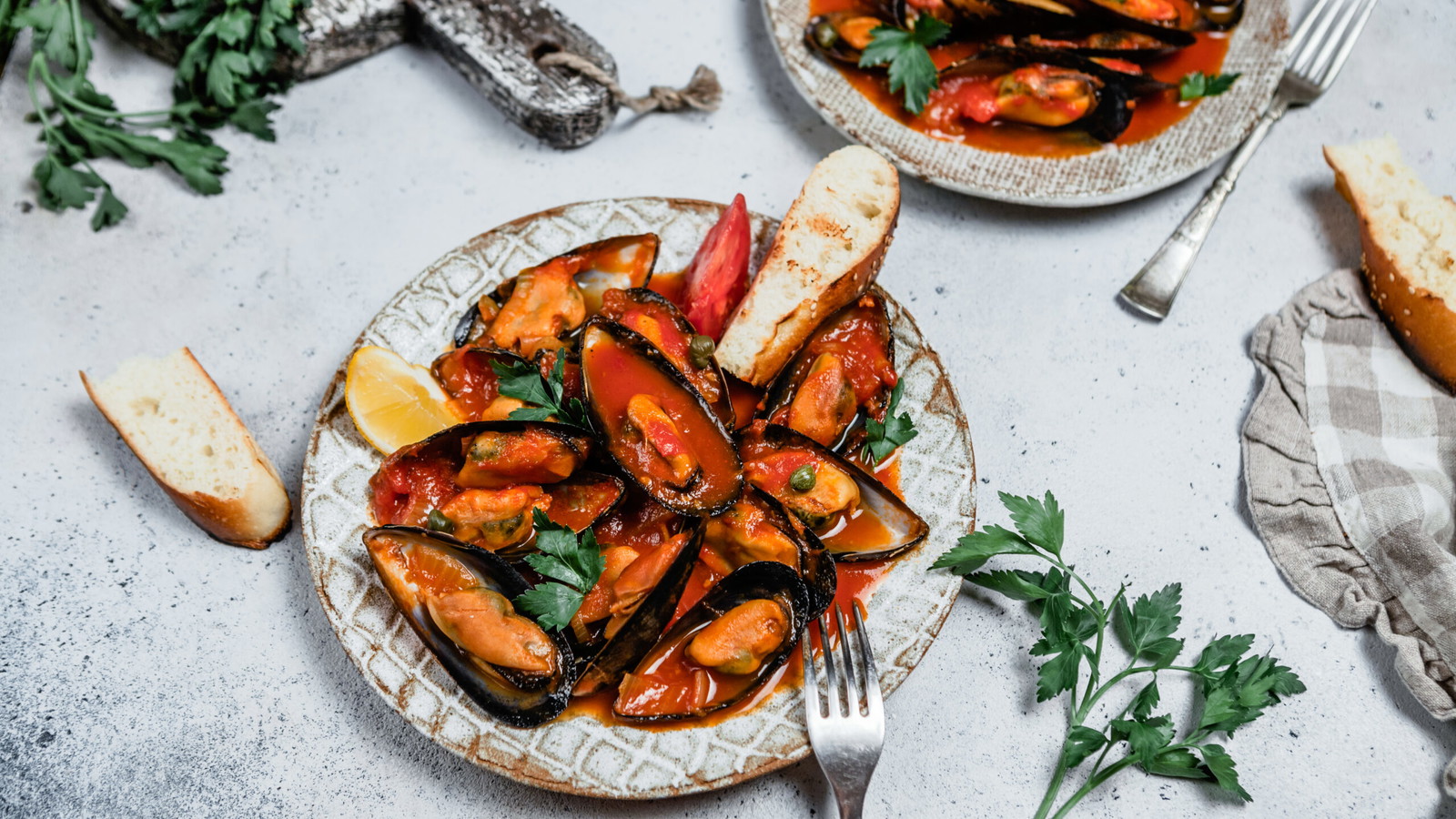 Image of Steamed Mussels in Italian Tomato Sauce with Garlic Baguette