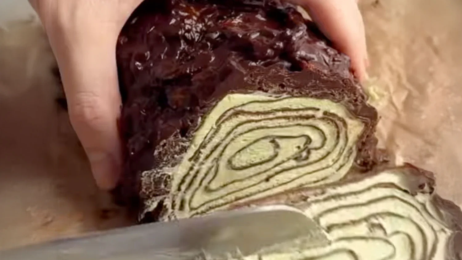 Image of Crepe roll de chocolate Dubai y pistacho con glaseado crujiente