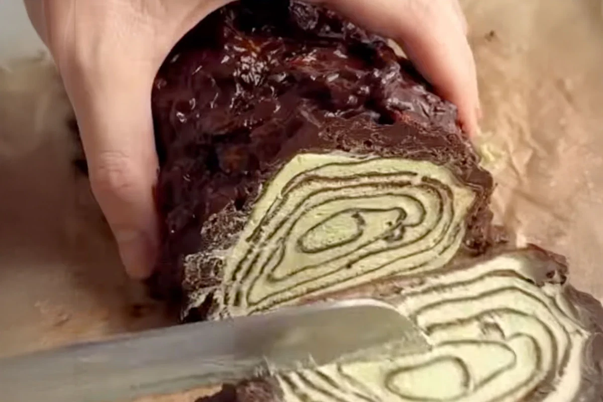 Crepe roll de chocolate Dubai y pistacho con glaseado crujiente