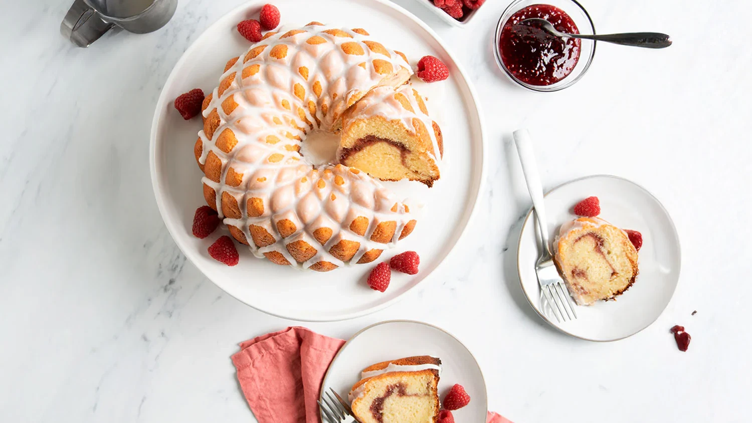 Image of Bizcocho Bundt de almendra con relleno de frambuesa