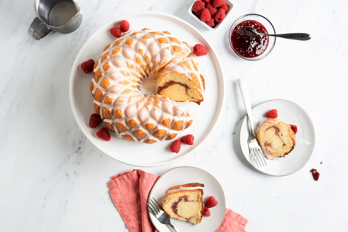 Ciambellone Bundt alle mandorle con ripieno di lamponi