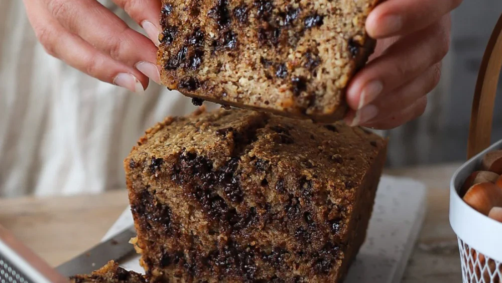 Image of Bizcocho de avellanas y pepitas de chocolate