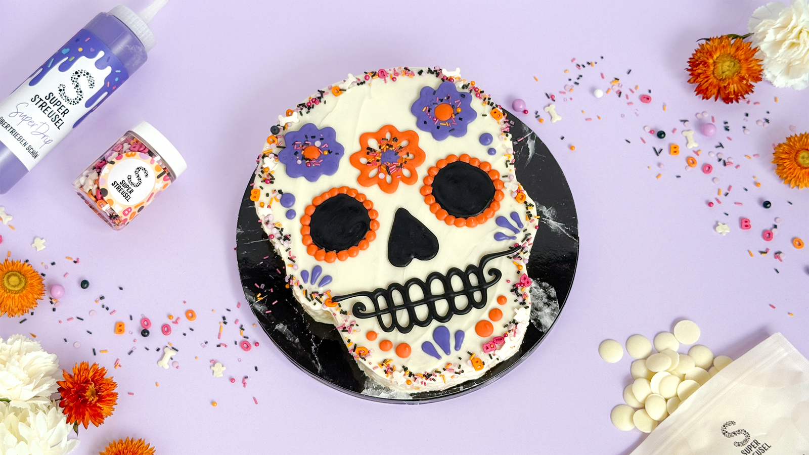 Mango-Kokos-Kuchen mit Totenkopfdeko und bunten Streuseln im Día de los Muertos Stil