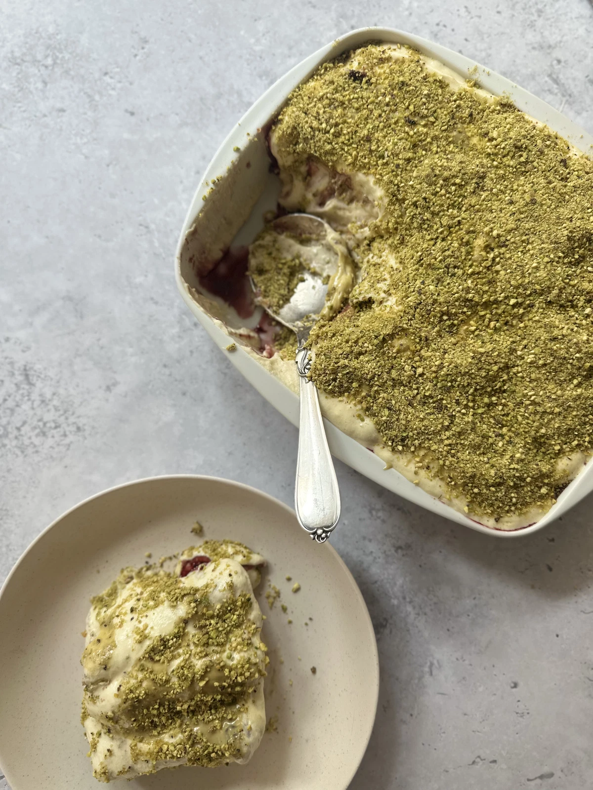 Pistacie tiramisu med kirsebærsauce