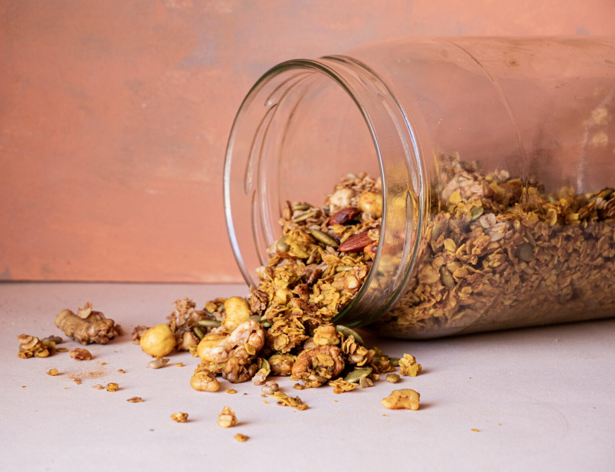 Noten-en zaden granola met verwarmende specerijen