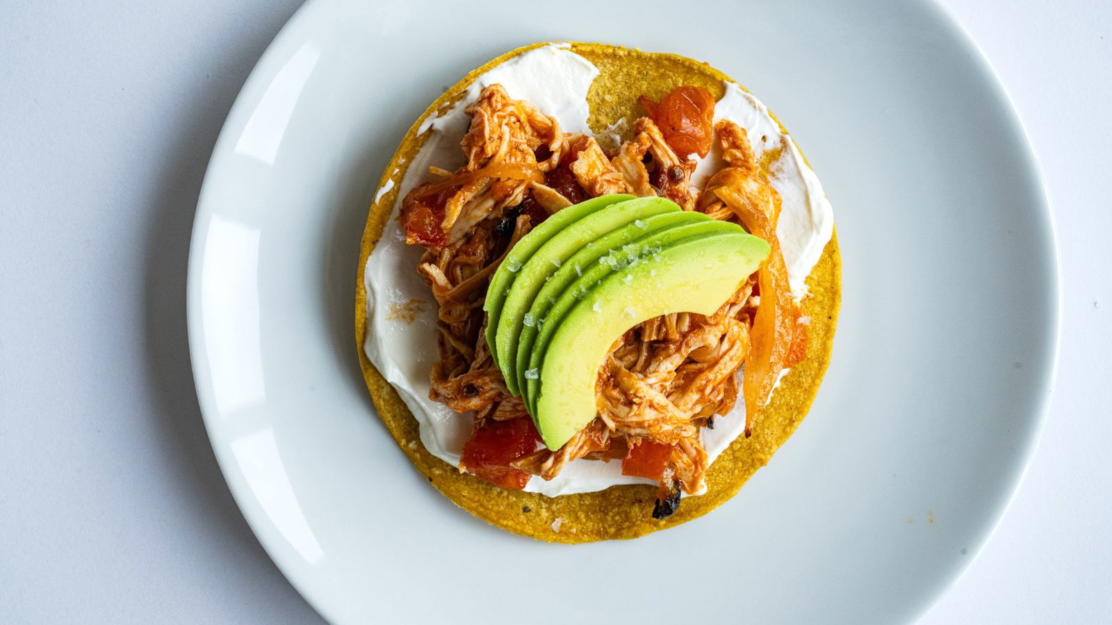 Tostada de tinga de pollo
