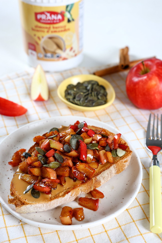 Image of Tartine aux pommes caramélisées et graines de citrouille