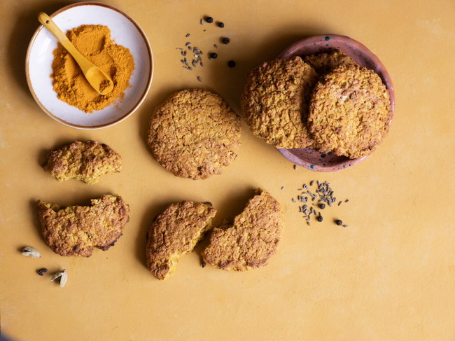 Kurkuma haverkoeken met venkelzaad en kardemom