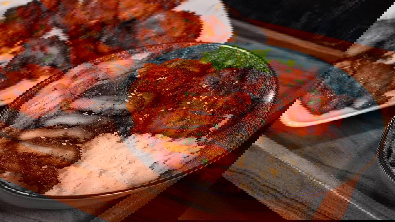 Juicy Halal chicken thigh, sliced into thin strips and coated in a sweet and spicy gochujang sauce. Served over rice with kimchi and seaweed salad.