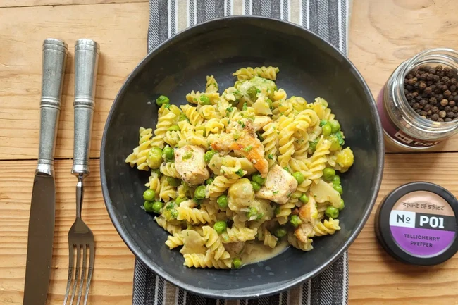 Image of Gemüse-Poulet-Eintopf mit Spiralen und Tellicherry-Pfeffer
