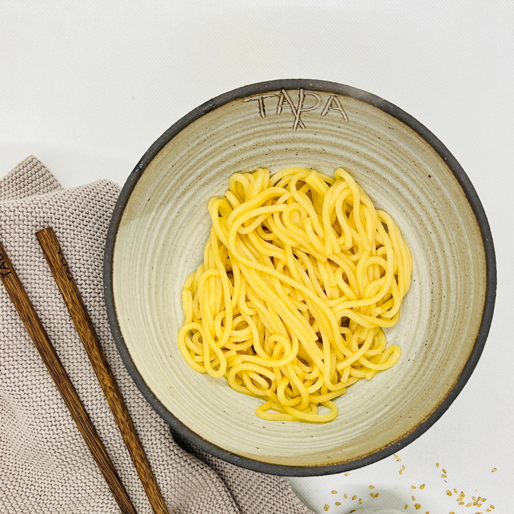 Image of Nudeln kochen:In einem separaten Topf reichlich Wasser aufkochen.TADA Ramen Nudeln nach Packungsanweisung garen.Abgießen und gut abtropfen lassen.