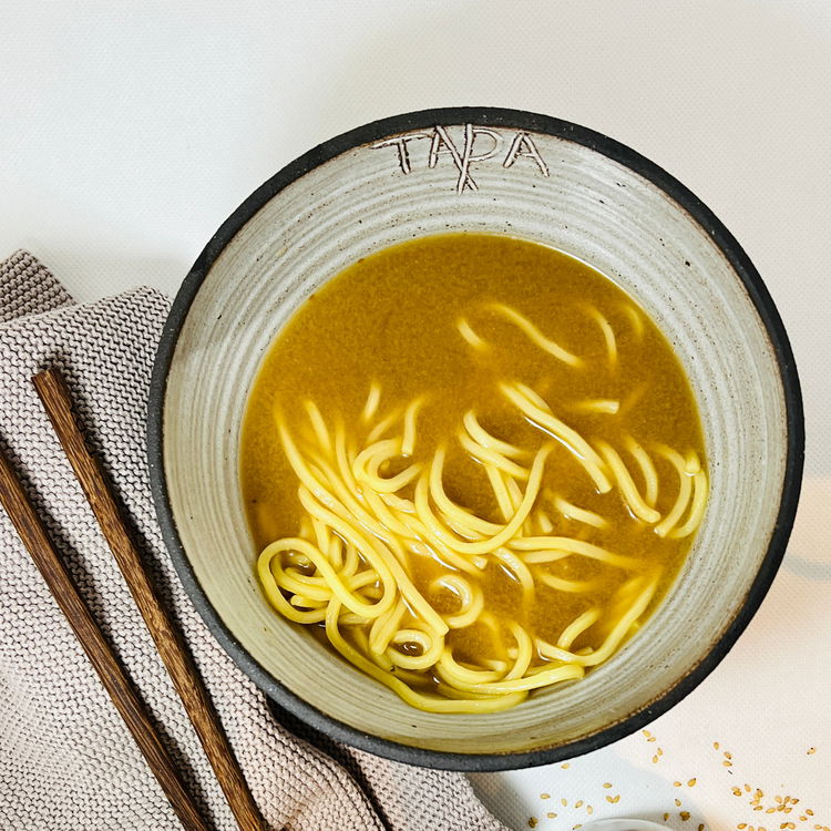 Image of Brühe erhitzen:Das Glas TADA Miso Ramen Brühe in einem kleinen...