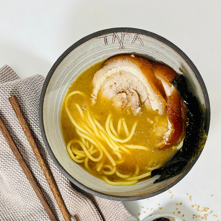 Image of Toppings vorbereiten:Chashu kurz anbraten oder im Ofen erwärmen.Ei halbieren, Menma, Narutomaki und Nori bereitlegen.Rezept Chashu - Japanischer geschmorter SchweinebauchRezept Ajitsuke Tamago – Marinierte Eier