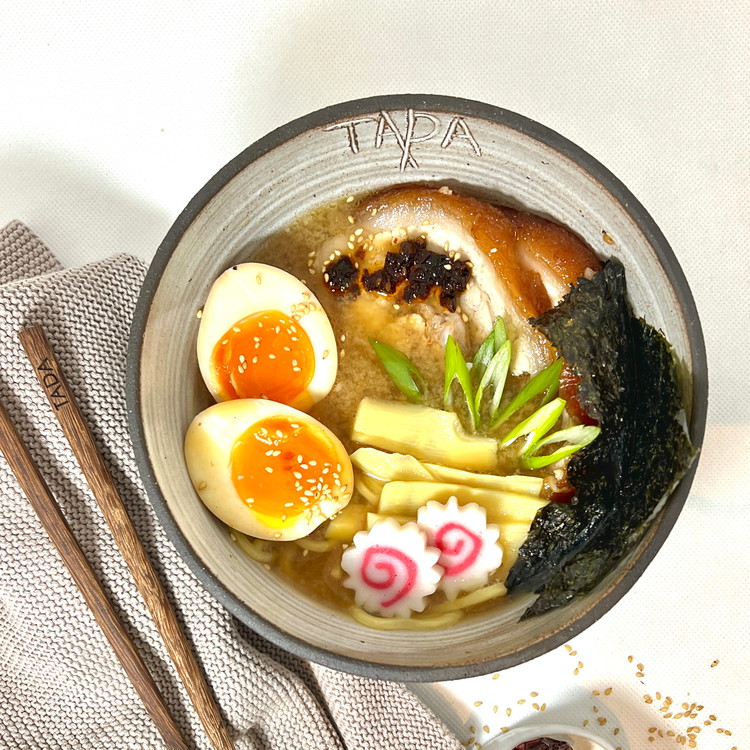 Image of Anrichten:Gekochte Nudeln in eine Schale geben und mit heißer Brühe übergießen.Chashu, Ei, Menma, Narutomaki und Nori darauf arrangieren.