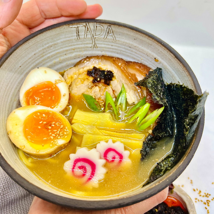 Image of Verfeinern & servieren:Mit Negi und Goma bestreuen.Optional einen halben Teelöffel TADA Space Up Würzpaste obenauf geben.Rezept Negi - FrühlingszwiebelnRezept Goma - gerösteter Sesam Sofort servieren und genießen!