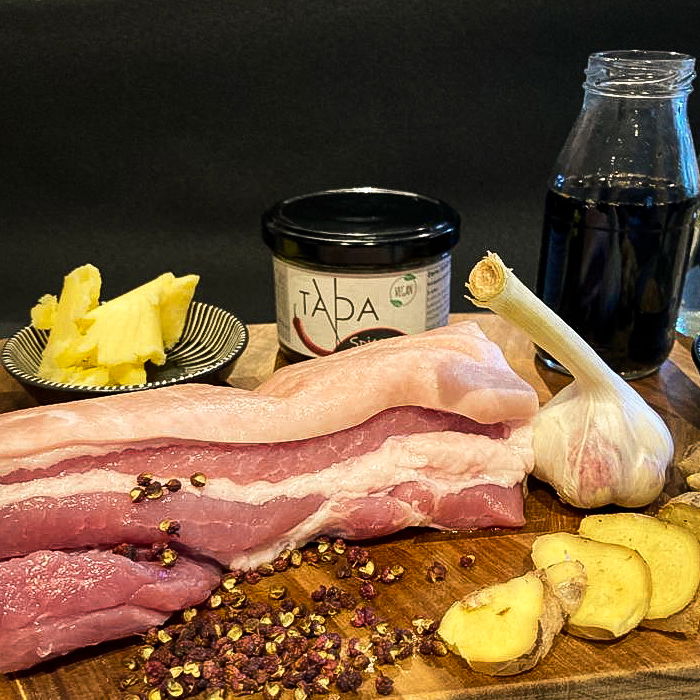 Image of Schweinebauch vorbereiten:Den Schweinebauch mit der Schwarte nach unten fest zusammenrollen...