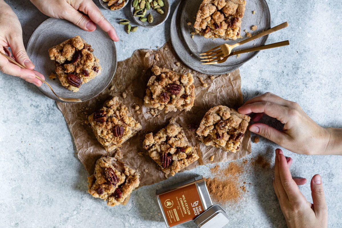 Vegan appel-kruimel taart met kardemom en kaneel