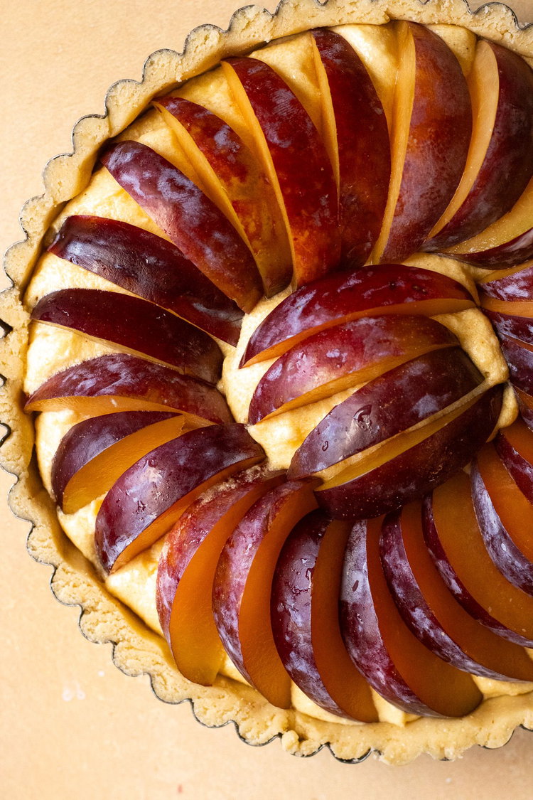 Image of Slice the plums into thin slices.