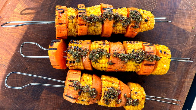 Image of Maiskolben-Spieße mit Süßkartoffel & Chimichurri