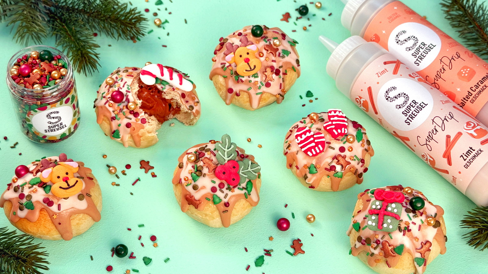 Flauschige HefeBrötchen mit cremiger Spekulatiusfüllung, überzogen mit SuperDrip Salted Caramel und Zimt, dekoriert mit StreuselMix PlätzchenHeld und SuperDinger Weihnachtsbäckerei – perfekt für den Weihnachtsbrunch