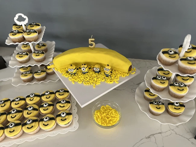 Image of Kootek Minions Banana Cake & Cupcakes