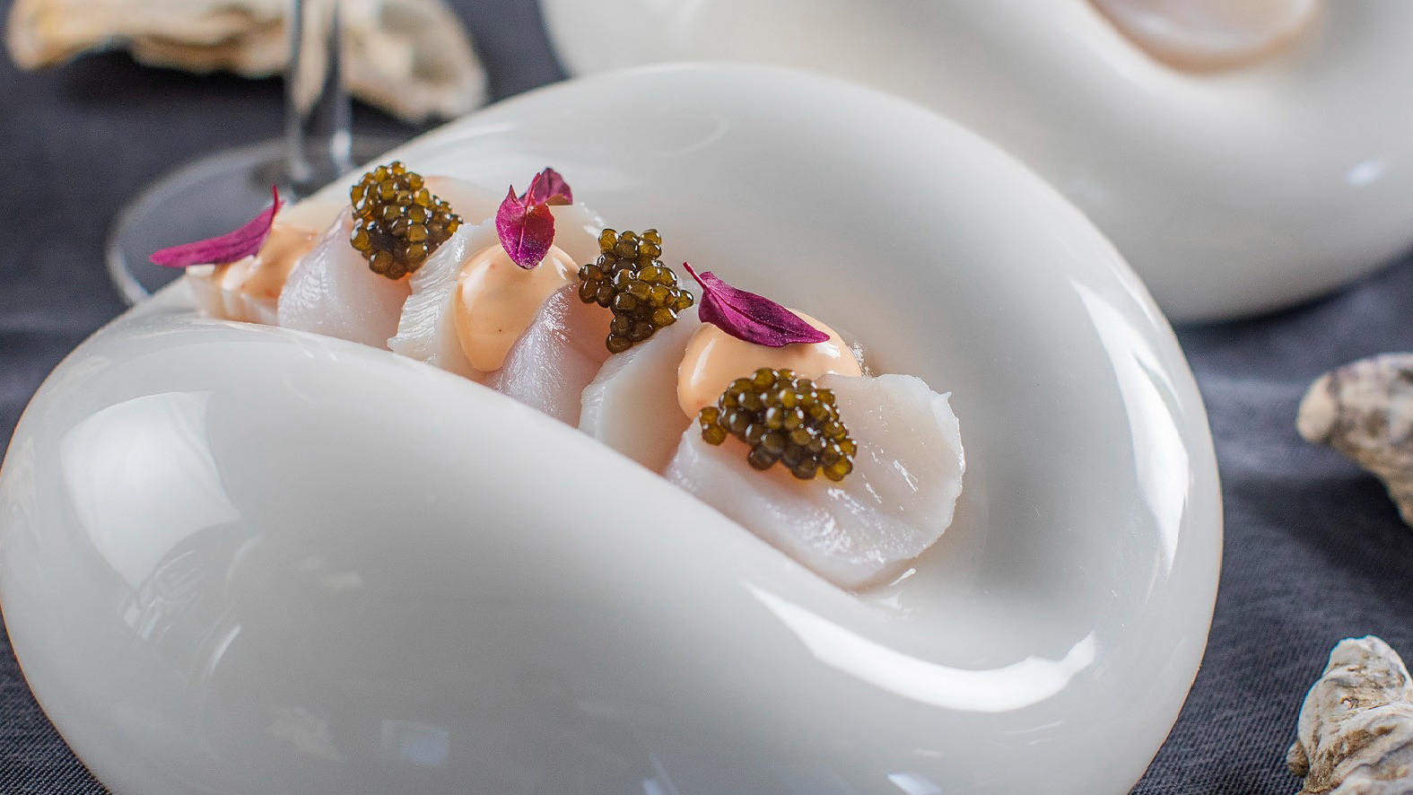 Image of Ceviche af kammusling med oscietra caviar og romanescocreme