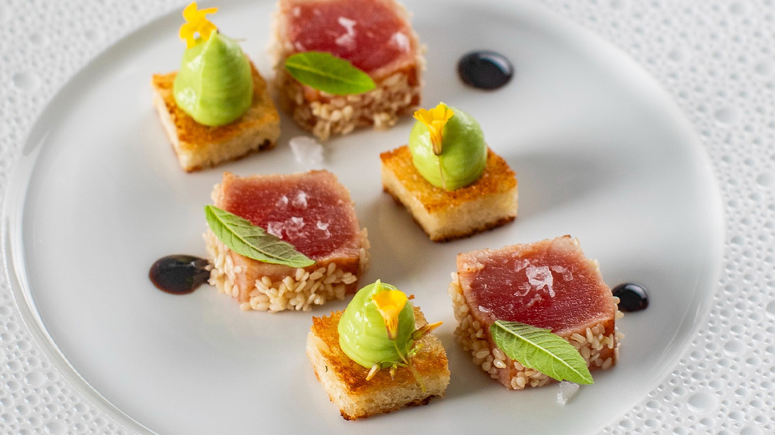 Image of Tun i sesamcrust med brioche og avokadocreme