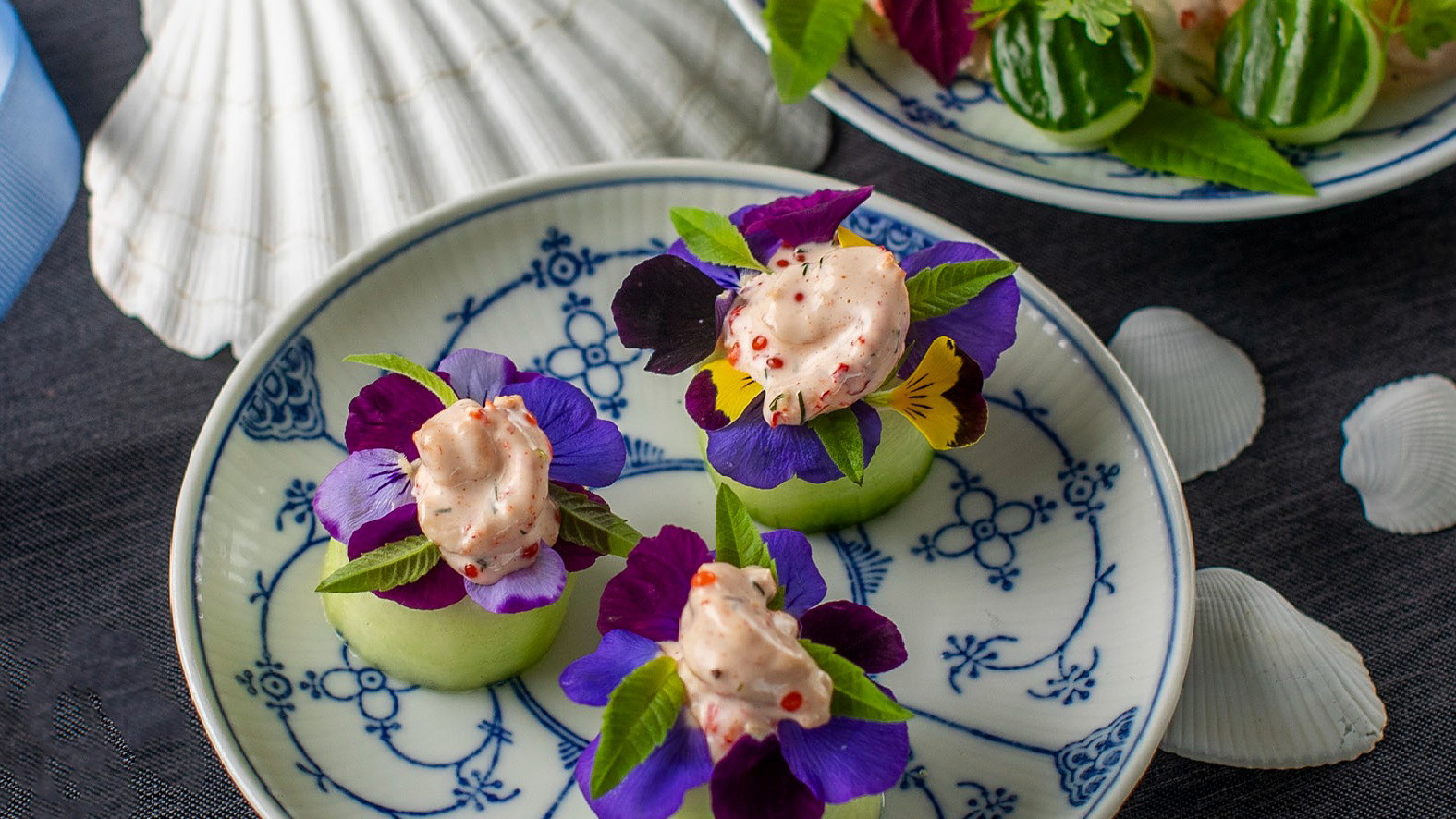 Image of Skaldyrssalat i agurk med blomstervelour