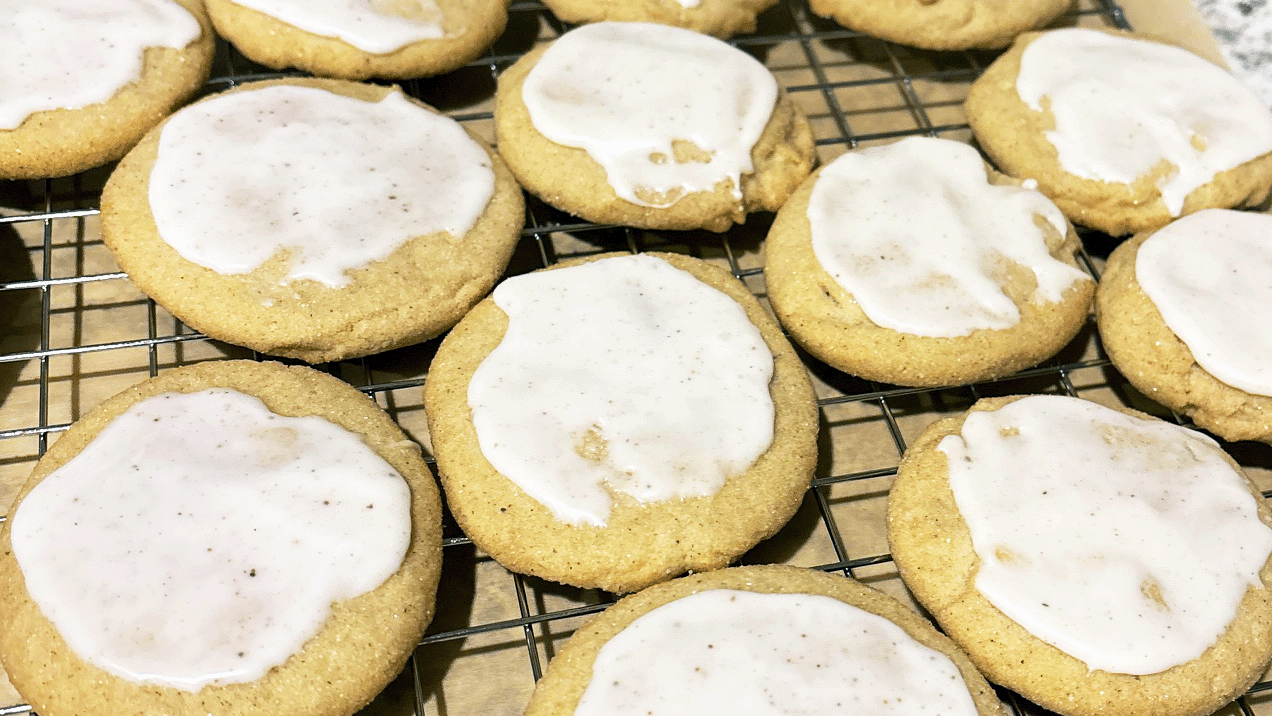 Image of Evermore Chai Seasoning in front of iced sugar cookies