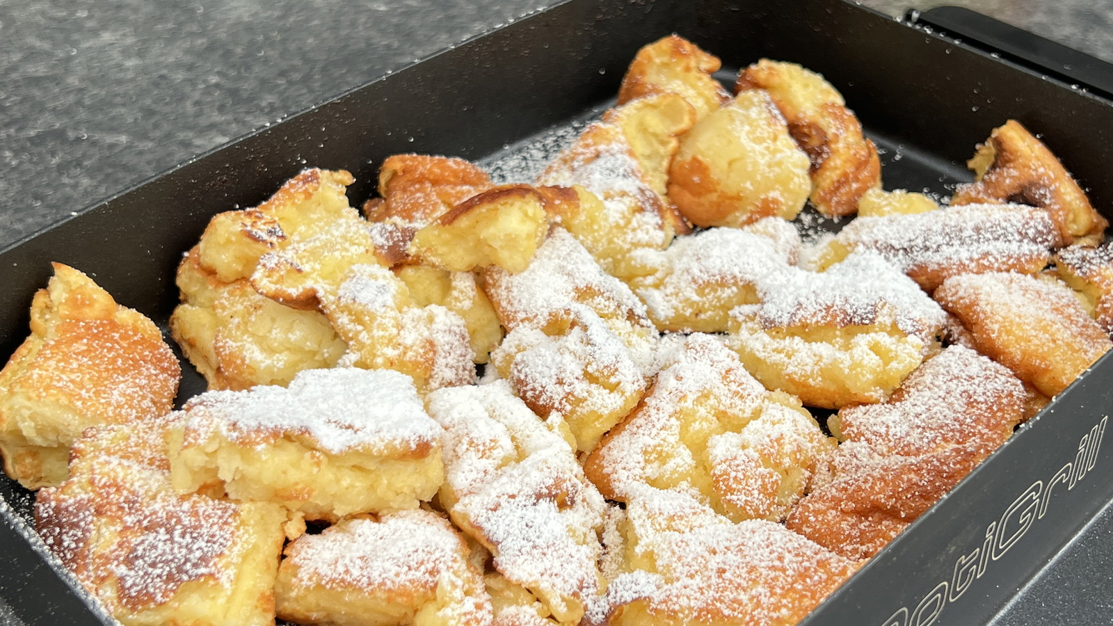 Kaiserschmarrn im OptiGrill in der Backschale mit Puderzucker