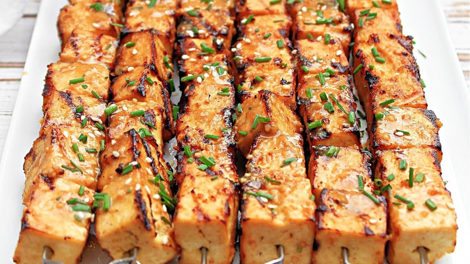 Image of Brochettes de tofu mariné au miso et sésame