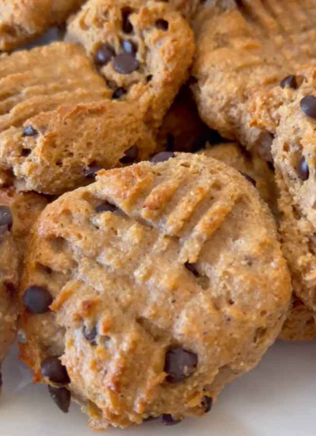 Keto Peanut Butter and Chocolate Chip Cookies