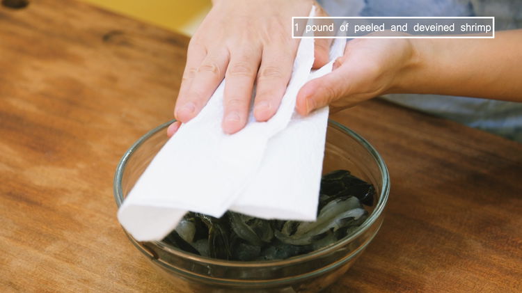 Image of Use paper towels to pat the shrimp dry. 