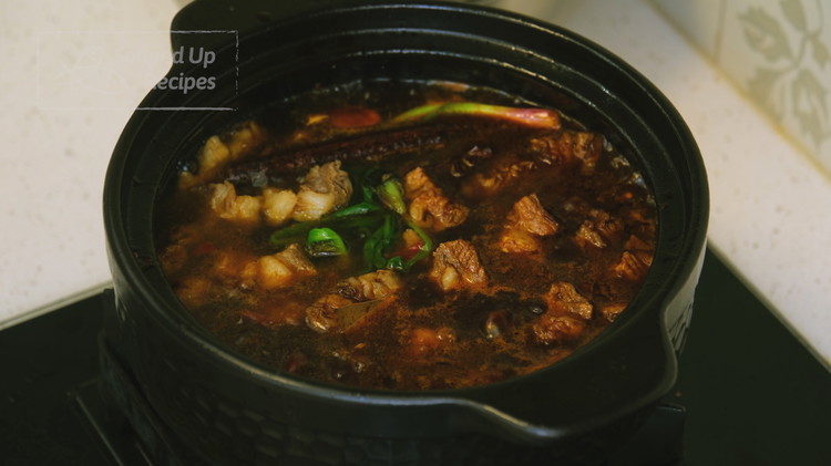 Image of Pour in 4-5 cups of hot water, just enough to immerse everything. Bring it to a simmer, cover with a lid, then turn the heat to the lowest setting. Let it simmer for about 3 hours.