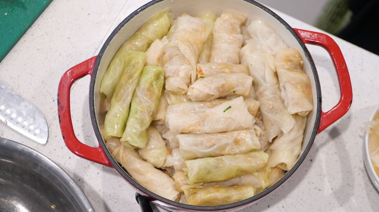 Image of Arrange the stuffed cabbage rolls snugly in layers over the...