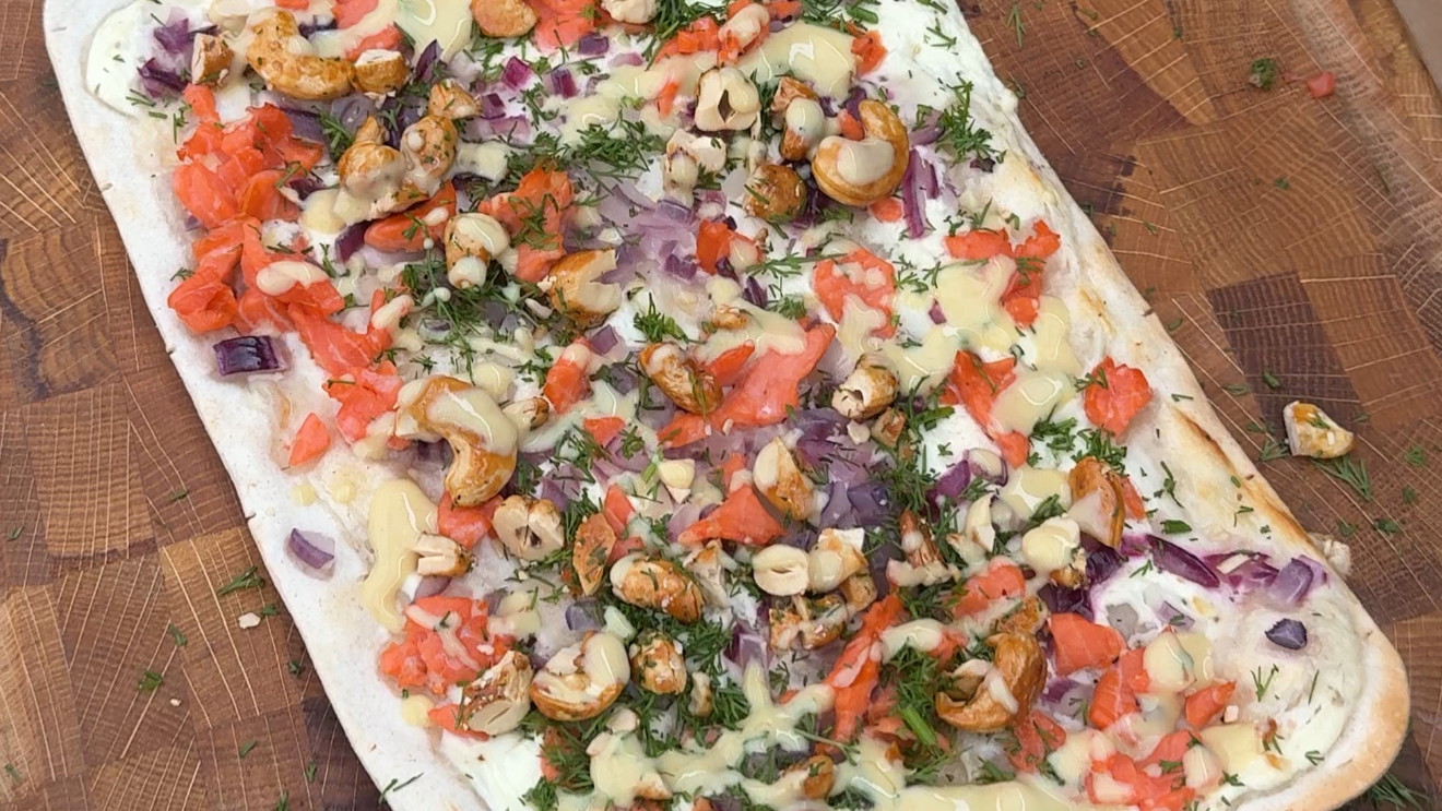 Image of Flammkuchen mit Lachs, Dill, gesmokten Cashewkernen & Honig-Senf-Soße