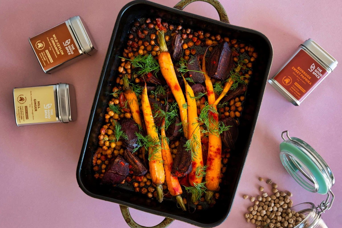 Simpele traybake met groenten, kikkererwten en specerijen