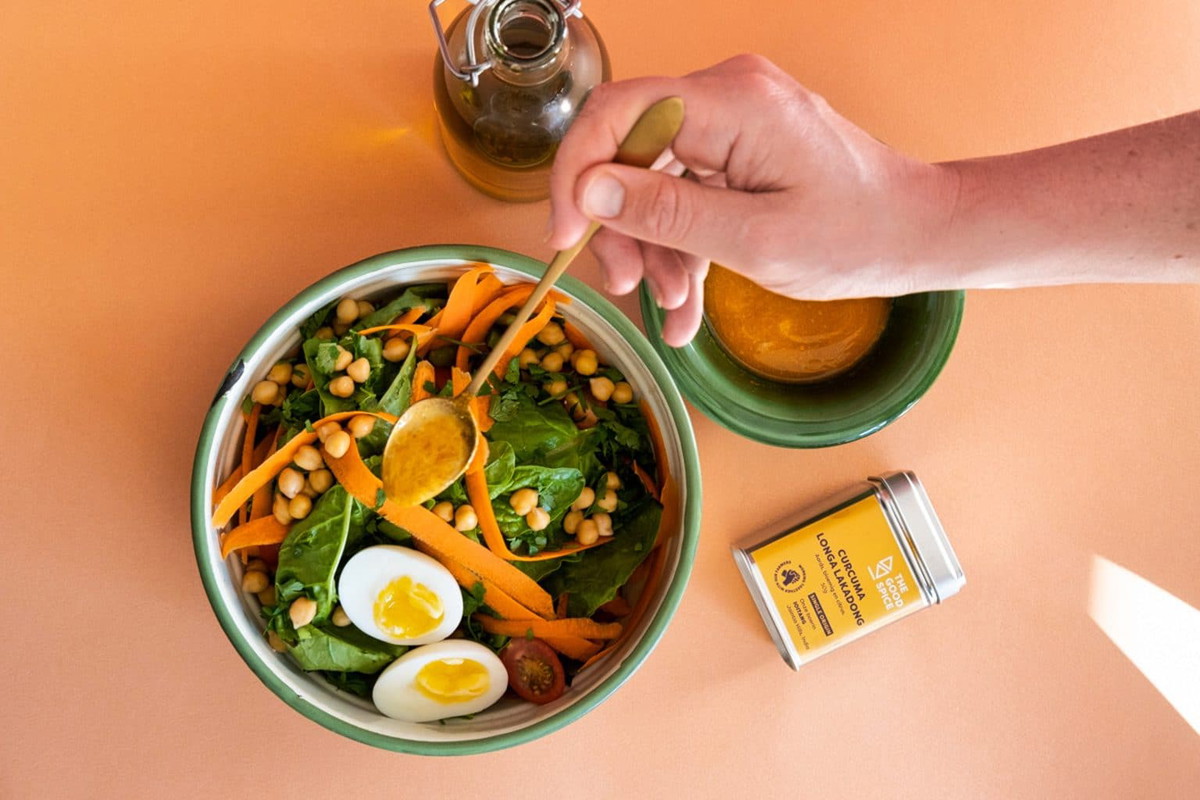 Vullende maaltijdsalade met kurkuma-dressing