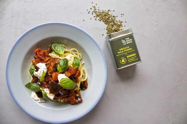 Pasta alla Norma met gebakken aubergine, tomatensaus met venkelzaad en verse ricotta