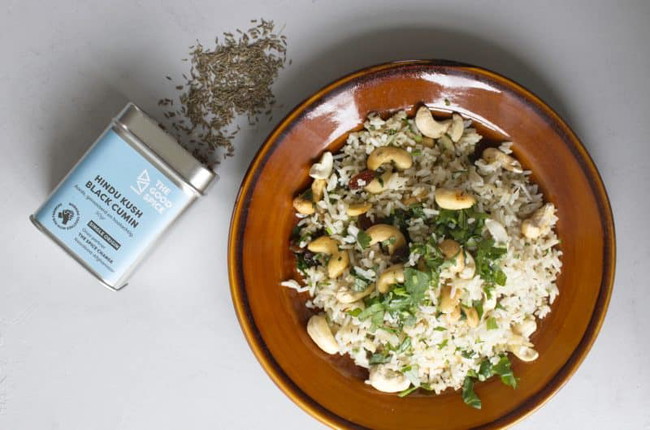 Jeera rice met komijnzaad, cashewnoten, rozijnen en verse koriander in een pan