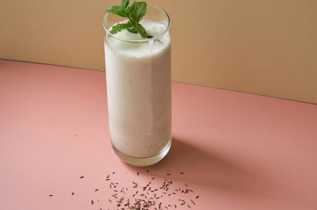 Verfrissende hartige lassi met komijn, gember en munt