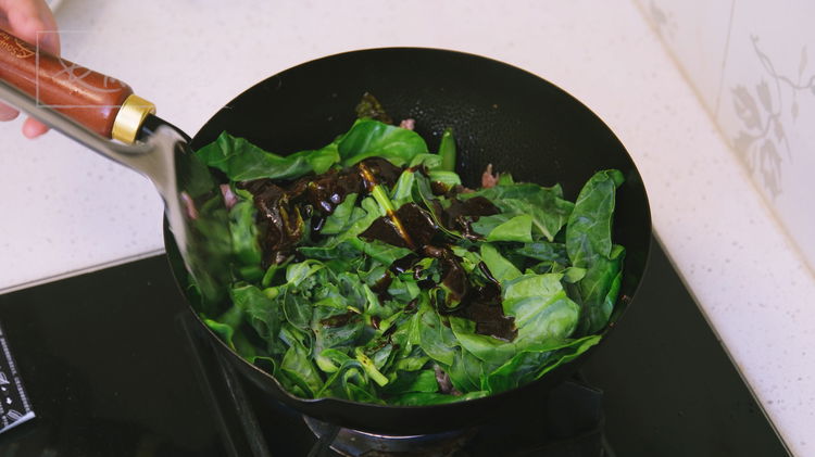 Image of Add the marinated beef and garlic. Quickly stir to separate...