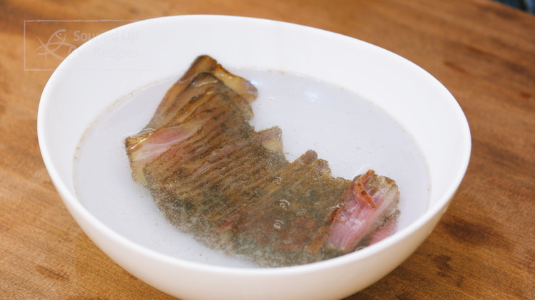 Image of Cut off the tough skin of the Chinese cured pork belly, then slice the meat thinly. Soak the cured meat in hot water for 5-10 minutes to reduce the sodium because store-bought Chinese cured are usually extremely salty. If you are...