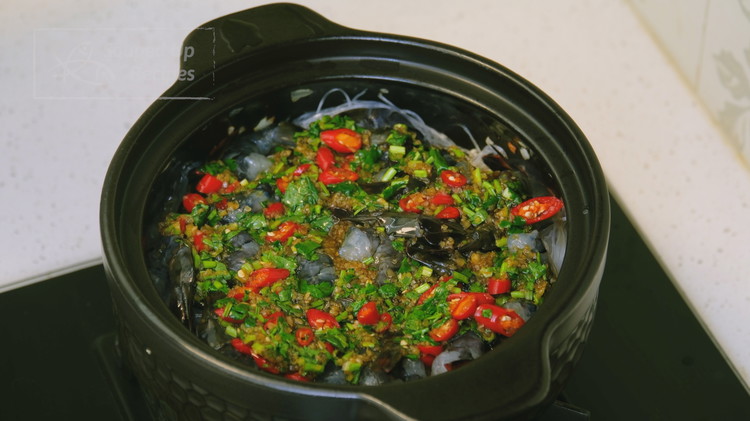 Image of Take the noodles out of the water, add them to the clay pot, and spread them evenly. Add the shrimp on top, pour in the sauce, put on the lid, and cook over low heat for 6-10 minutes, or until...